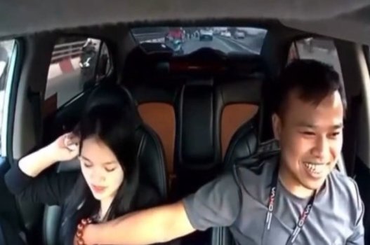 Anh tài xế nắm chặt vú cô gái tuyệt đẹp