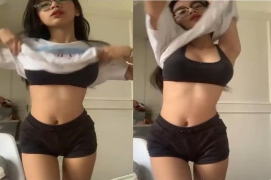 Đoạn Clip nóng bỏng của cô nàng với bạn trai khiến fan sôi sục