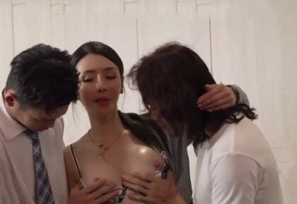 Hai cậu con trai cùng mẹ vú khát khao tình dục cuồng nhiệt