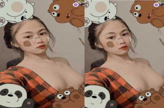 Học sinh khoe cặp ngực mới nhú